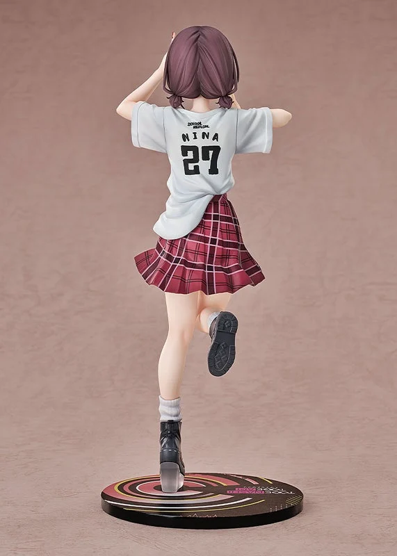 Tシャツ背面のプリントと髪・衣装を確認できる見本。衣装の着脱やポーズ変更を保証する写真ではありません。