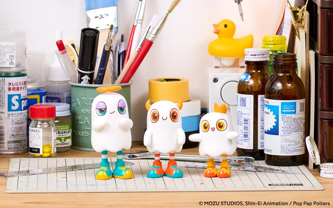 アクションフィギュアを並べたメーカーの展示見本。周囲の文具や机はセット内容として案内されていません。
